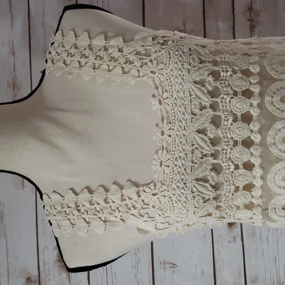 ISSI Lace Top - Size Large - Picture 6 of 7